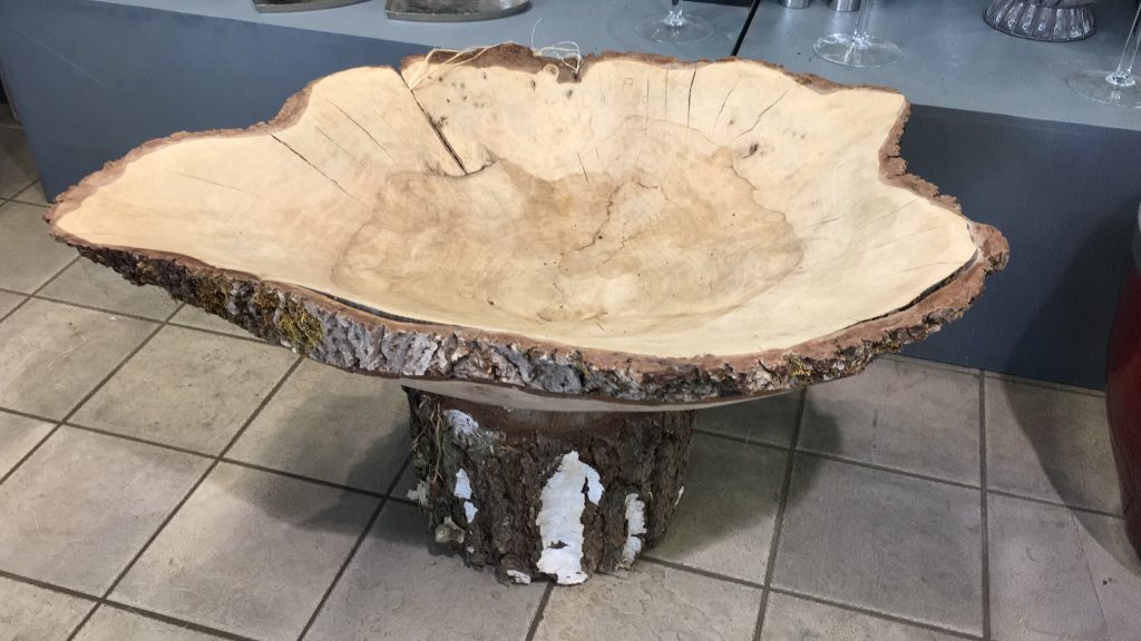 Holzschale aus einer Stammscheibe mit Rinde auf einem Holzsockel